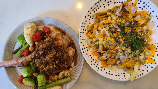 빙그레X프레시지의 쟈키쟈키 돈마호크 스테이크(왼쪽), 스모키베이컨칩 맥앤치즈&프라이(오른쪽).  김아름 기자